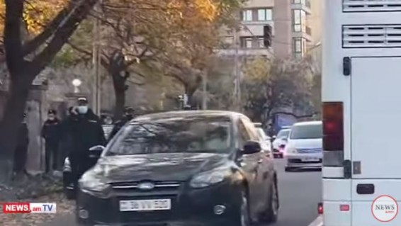 К визиту Пашиняна в НС к зданию парламента Армении стягиваются полицейские силы