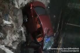 Նորքի փողոցում «Hyundai Elantra»-ն ընկել է կատլավանը. Քաղաքացիները մնացել են արգելափակված. Նրանցից մեկը 5-ամյա երեխա է