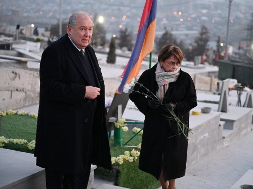 ՀՀ նախագահը տիկնոջ հետ «Եռաբլուր» է այցելել