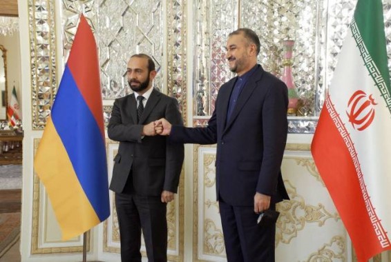 Армяно-иранские отношения выражены в нерушимом сотрудничестве: Арарат Мирзоян поздравил Хосейна Амира Абдоллахиана