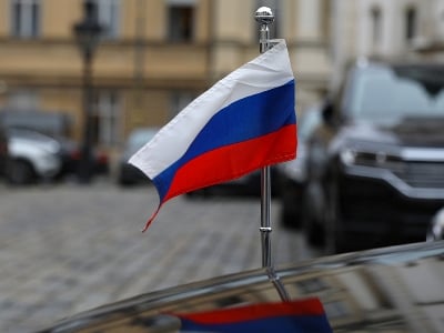 Российские дипломаты начали покидать Украину