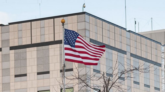 Дипломатам США велели уничтожить компьютеры и телефоны в посольстве в Киеве