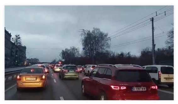 В направлении выезда из Киева образовались пробки