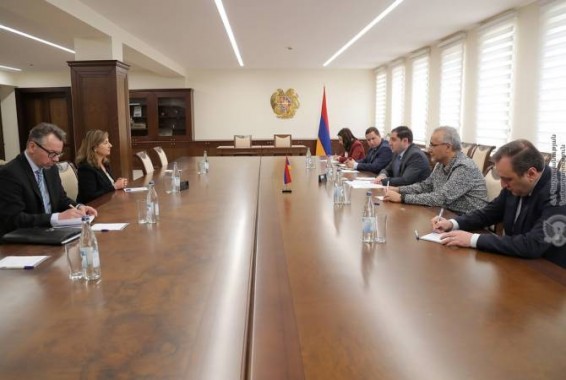 Սուրեն Պապիկյանն ու Քեթրին Բոմբերգերը քննարկել են արցախյան պատերազմների հետևանքով անհետ կորածներին առնչվող մի շարք հարցեր