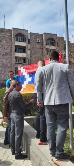 Արցախի դրոշից խրտնող ոչնչություններին հիշեցնեմ