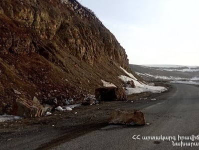 Վարդենյաց լեռնանցքում քարաթափում է տեղի ունեցել, ավտոճանապարհը դարձել է միակողմանի երթևեկելի