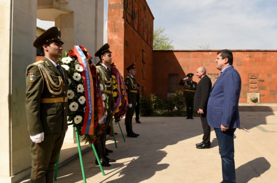 Արայիկ Հարությունյանը Բակո Սահակյանի և Արցախի թեմի առաջնորդի հետ հարգանքի տուրք է մատուցել Հայոց ցեղասպանության զոհերի հիշատակին (լուսանկարներ)