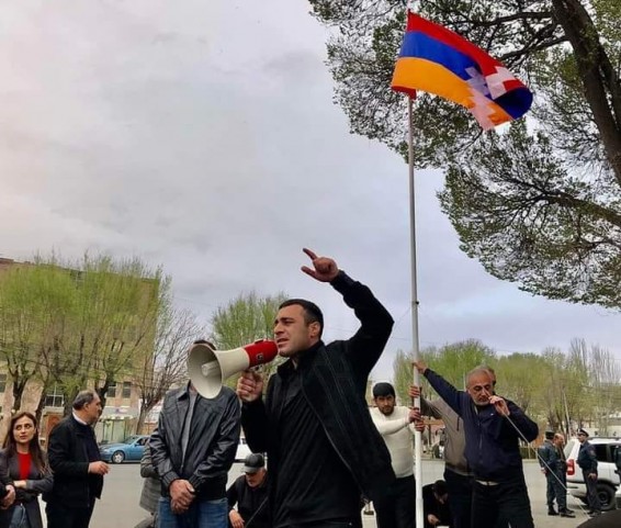Դուք հայի այս տեսակին ո՞նց եք տանում կալանքի, թու՞րք եք դուք։
