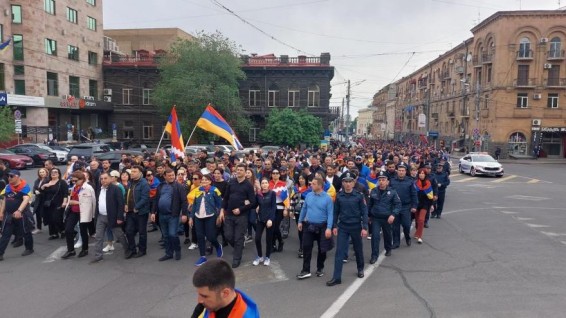 Ուշադիր հետևողները լավ տեսնում, են, որ արժանապատիվ քաղաքացիները շատ մեր ոգևորությամբ միանում են մեր պայքարին ու չեն հանձնվում, չեն հիասթափվում