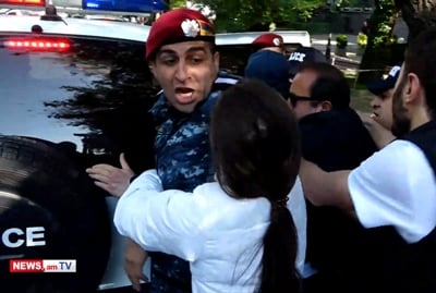 «Խփո՞ւմ ես», «Հա, քեզ վայրենու պես մի պահիր». Մոսկովյան փողոցում իրավիճակը լարվեց, հրմշտոց սկսվեց