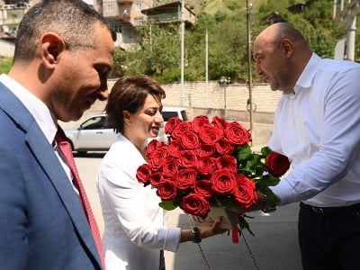 Աննա Հակոբյանն այցելել է Քաջարան․ համայնքի ղեկավար Մանվել Փարամազյանը նրան վարդերով է դիմավորել