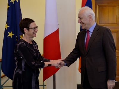 Президент Армении посетил посольство Франции