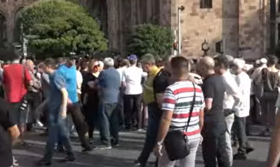 Փաշինյանը պետք է հեռանա կա’մ ինքնուրույն, կա’մ իրավական գործընթացի նախաձեռնմամբ․ մեկնարկել է Փաշինյանի հրաժարականի պահանջով հանրահավաքը. ուղիղ