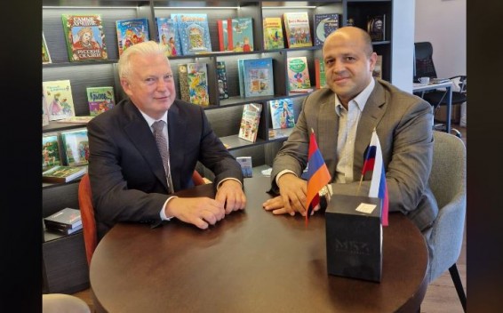 Игорь Максимцев посетил в Ереване Дом Русской Книги