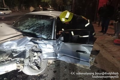 Աշտարակում «BMW»-ն բախվել է կայանած «Kia sorento»-ին․ 3 երիտասարդներ հոսպիտալացվել են