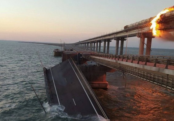 В Кремле назвали возможный способ доставки взрывчатки на Крымский мост