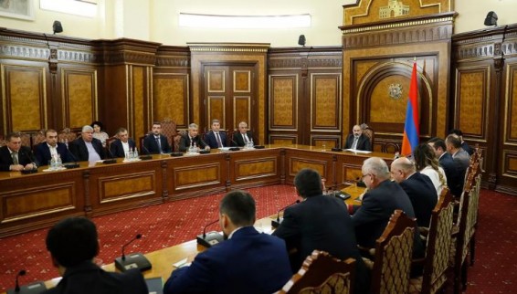 Пашинян встретился с группой бизнесменов армянского происхождения из Украины