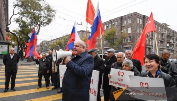 Акция в поддержку России и двусторонних отношений прошла у посольства РФ в Ереване