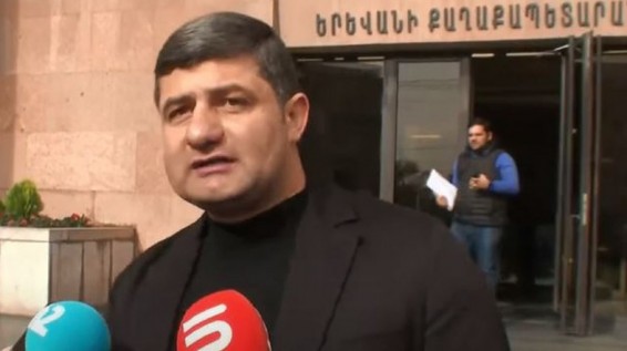 Сотрудники Ереванского велотрека провели акцию протеста перед мэрией