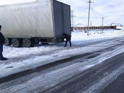 На единственной дороге Армения-Иран застряли более сотни автомобилей