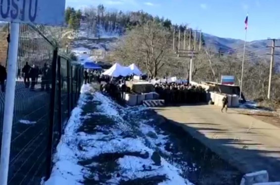 ЕСПЧ обязал Азербайджан пропускать по Лачинскому коридору из Арцаха в Армению тяжелобольных людей и оставшихся без крова
