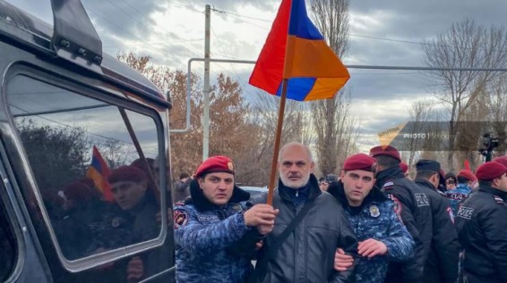 Полиция задержала 65 участников несанкционированной акции у базы ВС РФ в Гюмри