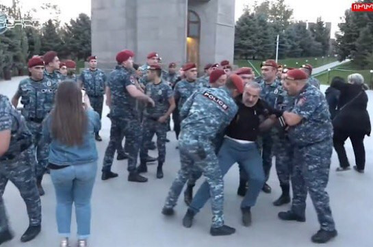 «Ոստիկանության «մուսկուլավորները» Եռաբլուրում հերոսների ծնողներին քաշքշելու ու բռնության ենթարկելու համար են»
