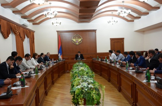 Արայիկ Հարությունյանն ընդունել է մի խումբ երիտասարդ ֆերմերների