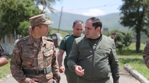 Պապիկյանն առանձնազրույցներ է ունեցել զորամասի սպաների հետ