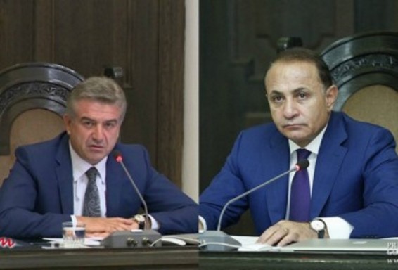 Հովիկ Աբրահամյանի նվերը Կարեն Կարապետյանին
