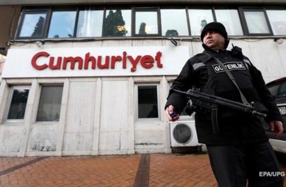 Թուրքիայում կալանավորվել է ընդդիմադիր Cumhuriyet թերթի խմբագիրը