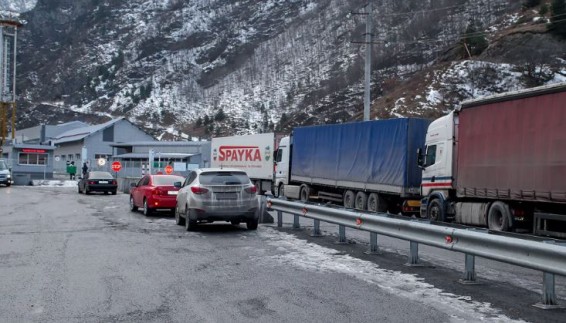 Порядка 700 армянских фур находятся на пути в сторону Ларса из Грузии в РФ и обратно