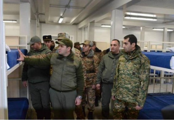 Губернатор Гегаркуника Карен Саргсян посетил линию фронта и вновь введенную в строй воинскую часть