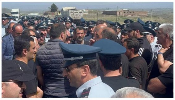 Граждане перекрыли дорогу Ереван-Гюмри. Видео