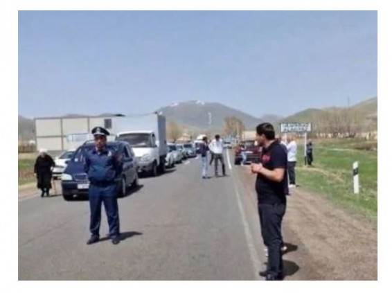 В поддержку тавушцев: Граждане перекрыли автодорогу Апаран-Ванадзор
