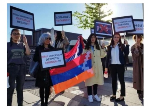 Армяне Дании встретили Пашиняна пикетом: Он - лжец, в РА нет демократии
