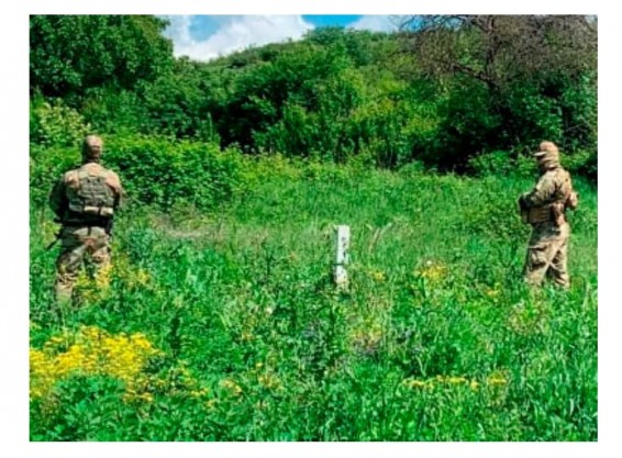 В селе Киранц установлены три столба: рядом с ними вооруженные пограничники