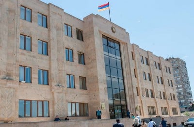 «Փաստ». Անձնագրային բաժիններում քաոսը նոր «երանգներ» է ստացել