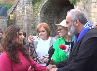 «Հրապարակ». Ո՞վ է Բագրատ Սրբազանին հունից հանող աղջիկը