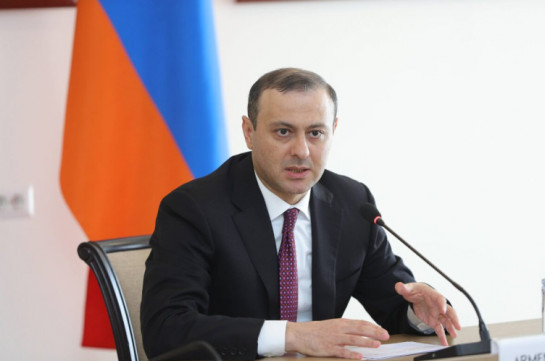 Արմեն Գրիգորյանն օգնականների հետ մեկնում է Լոնդոն՝ աշխատանքային հանդիպումներ ունենալու