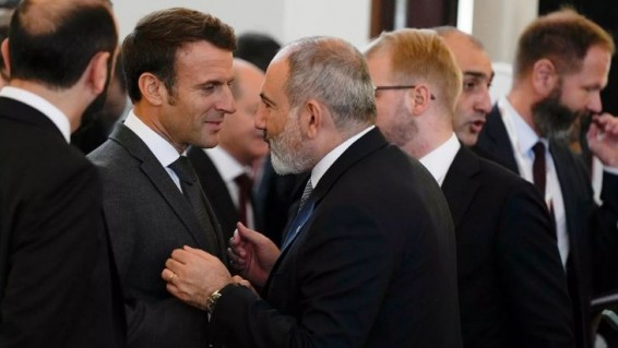 Своим возможным проигрышем Макрон многих 