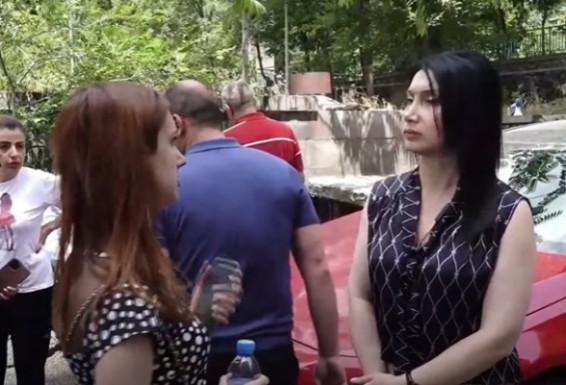 «Մայր Հայաստան» խմբակցության անդամներն Ազատության 12 հասցեում են, որտեղ բնակիչները բողոքի գործողություն են իրականացնում (ուղիղ)