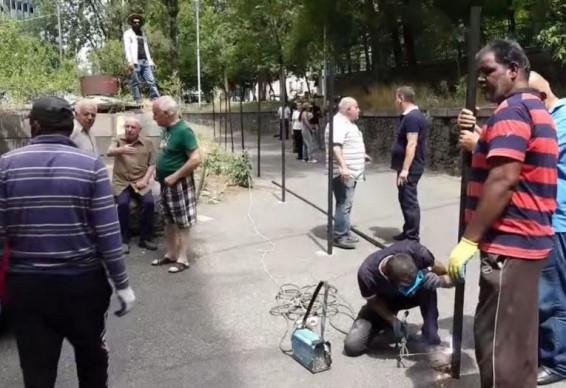 Напряженная ситуация на проспекте Азатутян: жители протестуют против стройки во дворе дома