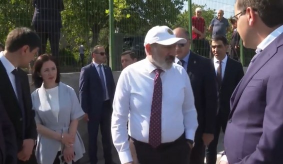 Премьер-министр Армении ознакомился с ходом асфальтирования в Аштараке и посетил строящийся стадион
