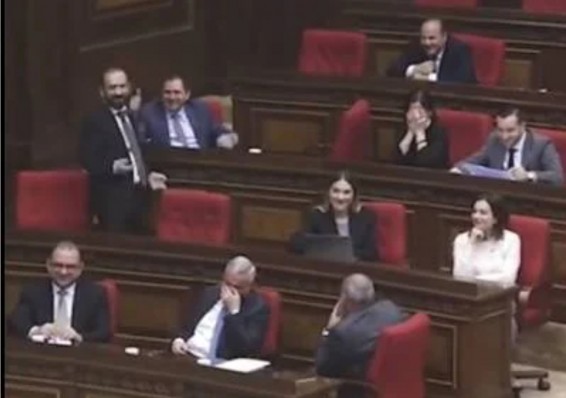 «Հրապարակ». Անդարդ բրիգադը. Արարատ Միրզոյանն ու Սուրեն Պապիկյանը ԱԺ դահլիճում իրար ականջի բան են փսփսացել ու հռհռացել