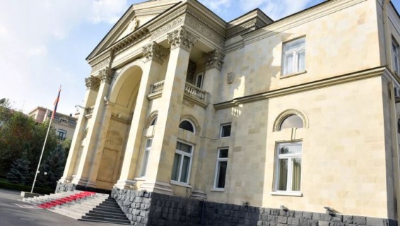 Саносян и Казарян больше не министры: президент Армении подписал указы