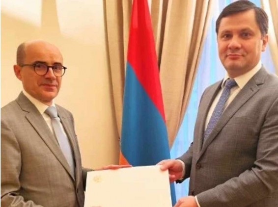 Ֆրանսիայում ՀՀ դեսպան Արման Խաչատրյանը Մաթյո Կարմոնային է հանձնել իր հավատարմագրերի պատճենը