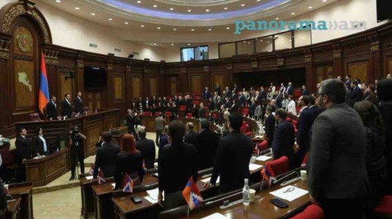 Заседание парламента Армении началось с исполнения неутвержденного гимна РА