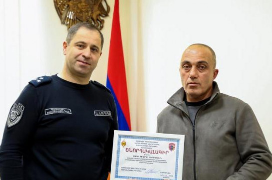 Պարեկային ծառայության պետը շնորհակալագիր է հանձնել բեռնատարի անիվը երթևեկելի գոտուց դուրս բերած Opel-ի վարորդին