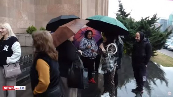 Жители Вардашена проводят акцию протеста перед зданием мэрии Еревана